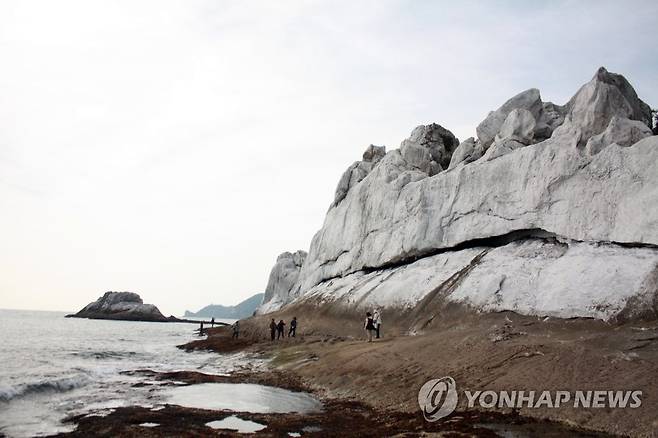 독특한 절경 자랑하는 소청도 분바위 [연합뉴스 자료사진]