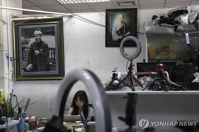 중국 스트리머용 장비 매장(기사 내용과 무관) [EPA 연합뉴스 자료사진. 재판매 및 DB 금지]