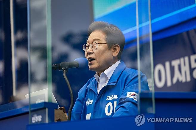 이재명 후보, 경남 양산 찾아 집중 유세 (양산=연합뉴스) 김인철 기자 = 더불어민주당 이재명 대선 후보가 22일 경남 양산워터파크공원에서 열린 집중유세에서 시민들에게 지지를 호소하며 발언하고 있다. 2025.5.22 [공동취재] yatoya@yna.co.kr