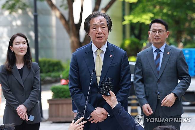 '담배소송' 항소심 최종변론 앞두고 질문에 답하는 정기석 이사장 (서울=연합뉴스) 신현우 기자 = 정기석 국민건강보험공단 이사장이 22일 서울 서초구 서울고등법원에서 열린 건보공단 담배회사 상대 손해배상 소송 항소심 12차 변론기일에 출석하기에 앞서 취재진 질문에 답하고 있다.
    앞서 건보공단은 2014년 4월 흡연으로 추가 부담한 진료비를 물어내라며 KT&G·한국필립모리스·BAT코리아 등 담배회사들을 상대로 533억원의 배상금을 청구하는 소송을 제기한 바 있다. 6년 넘게 진행된 1심에서 건보공단은 패소했다. 2025.5.22 nowwego@yna.co.kr