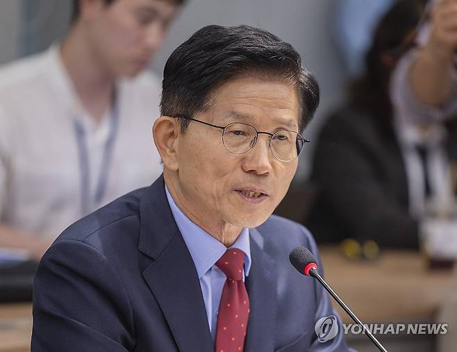 의정갈등 해소 관련 입장 설명하는 김문수 대선후보 (서울=연합뉴스) 황광모 기자 = 국민의힘 김문수 대선후보가 22일 서울 용산구 대한의사협회를 방문해 김택우 의사협회장을 비롯한 회장단과 가진 간담회에서 의정갈등 해소에 대한 입장을 설명하고 있다. 2025.5.22 hkmpooh@yna.co.kr