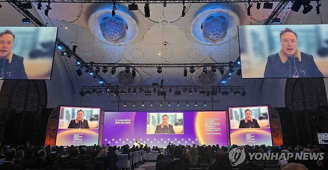 화상 대담서 발언하는 일론 머스크 (도하=연합뉴스) 김동호 특파원 = 일론 머스크 테슬라 CEO가 20일(현지시간) 카타르 수도 도하에서 열린 카타르경제포럼 화상 대담에서 발언하고 있다. 2025.5.21 dk@yna.co.kr