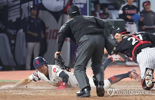 득점 성공하는 전준우 '손이 더 빨랐다' (부산=연합뉴스) 강선배 기자 = 22일 부산 사직야구장에서 열린 프로야구 LG 트윈스와 롯데 자이언츠의 경기. 4회 말 1사 1, 3루 전민재 내야땅볼 타구 때 3루 주자 전준우가 홈으로 쇄도해 세이프되고 있다. 2025.5.22 sbkang@yna.co.kr