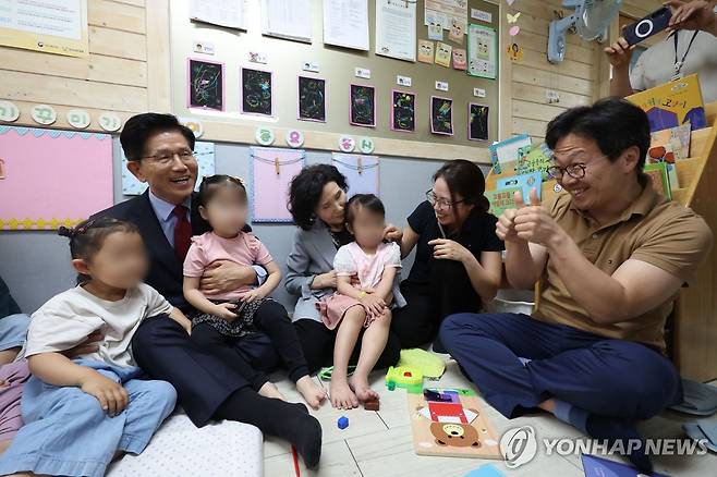 어린이집 방문한 김문수 후보 (광명=연합뉴스) 황광모 기자 = 국민의힘 김문수 대선 후보와 배우자 설난영 여사, 딸 김동주 씨 부부가 22일 경기도 광명시의 한 어린이집을 방문해 어린이들과 만나고 있다. 2025.5.22 [공동취재] hkmpooh@yna.co.kr