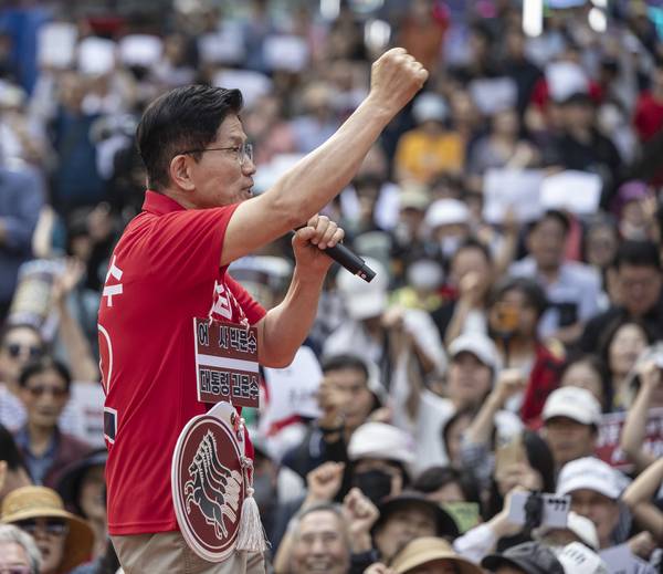 국민의힘 김문수 대선 후보가 22일 경기도 광명시 철산로데오거리에서 열린 유세에서 “할 수 있다” 구호를 외치고 있다. 2025.5.22 /연합뉴스
