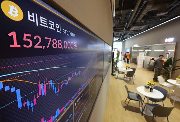 대표적 가상화폐인 비트코인이 사상 최초로 11만 달러를 넘어선 가운데 22일 서울 서초구 빗썸라운지 강남본점 전광판 비트코인 시세가 띄워져 있다.  /연합뉴스