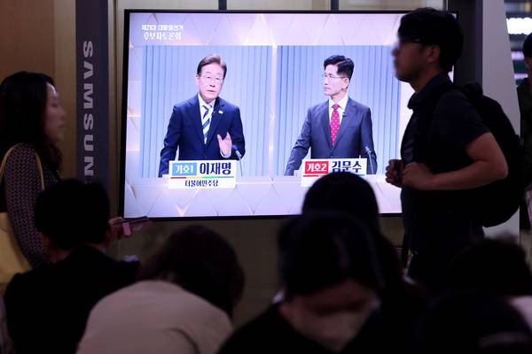 23일 서울역 대합실에서 제21대 대통령선거 2차 후보자 토론회가 생중계되고 있다. 2025.5.23 /연합뉴스