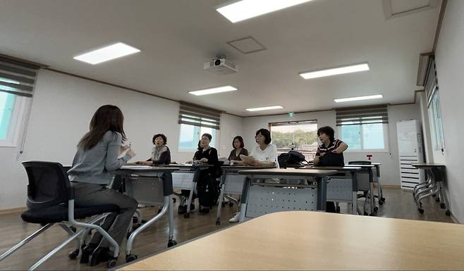 구리시는 농업인회관에서 농·수산물 원산지 표시 명예감시원 6명을 대상으로 직무교육을 실시했다고 밝혔다. 사진=구리시