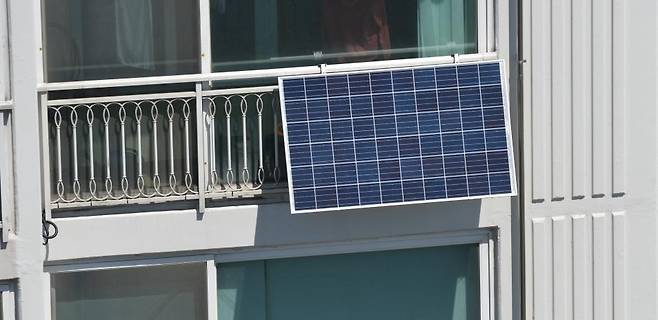 구리시는 온실가스 감축과 신재생에너지 보급 확대를 위해 공동·단독주택 20개 가구를 대상으로 미니태양광 보급지원 사업을 추진한다. 사진=구리시