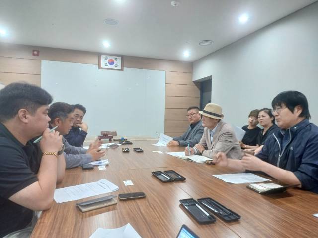 충남 예산군 삽교읍에 위치한 이지더원 1·2차 아파트 대표자와 내포개발 관계자 등은 22일 이지더원 1차 아파트 주민회의실에서 '골프장 피해 관련 간담회'를 개최했다. 사진=권혁조 기자.