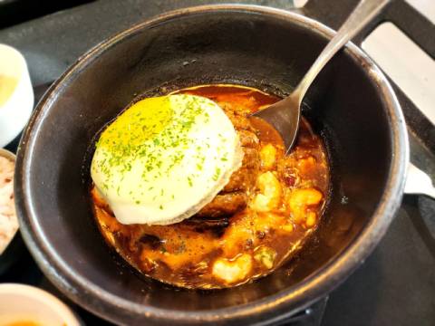 램지 이규진 셰프와 협업으로 개발된 고관함박의 ‘택슐랭명란마라함박’.