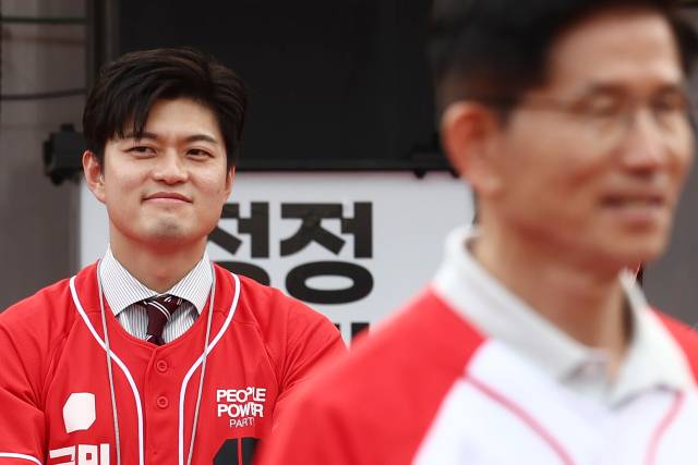 국민의힘 김용태(왼쪽) 비상대책위원장과 김문수 대선후보가 지난 21일 경기 동두천시 지행역 광장에서 유세를 하고 있다. 연합뉴스