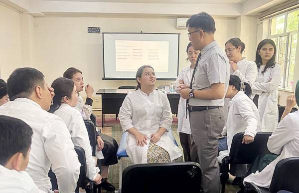 우즈베키스탄과 튀르키예 현지 의과대학 재학생들을 대상으로 한의학 해외 교육을 시행하며, K-MEDI 실크로드 구축을 위한 초석을 다졌다. 한의약 해외교육을 진행하는 송지청 교수. 대구한의대.