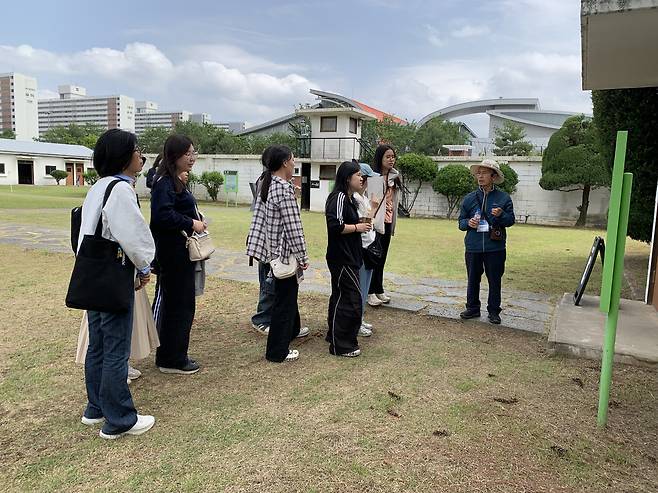 옛상무대터에서 학생들이 당시 상황에 대해 해설을 듣고 있다. 목도나루학교 제공