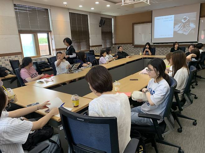 전남대학교 박구용 교수가 어제의 5·18, 내일의 5·18을 주제로 진행한 특강 현장 모습, 뉴시스 제공