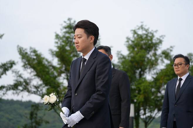 23일 경남 김해시 봉하마을 노무현 전 대통령 묘역을 참배하는 이준석 후보.(사진=개혁신당)