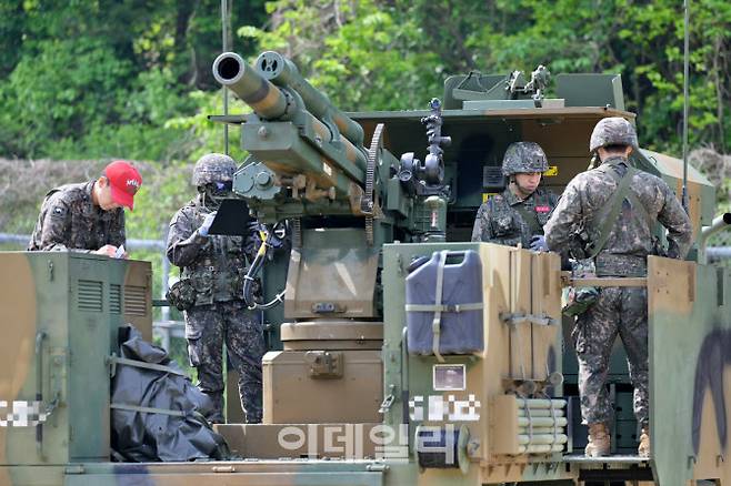 육군포병학교 신임장교들이 K105A1차륜형자주포 실사격 훈련을 하고 있다. (사진=육군)