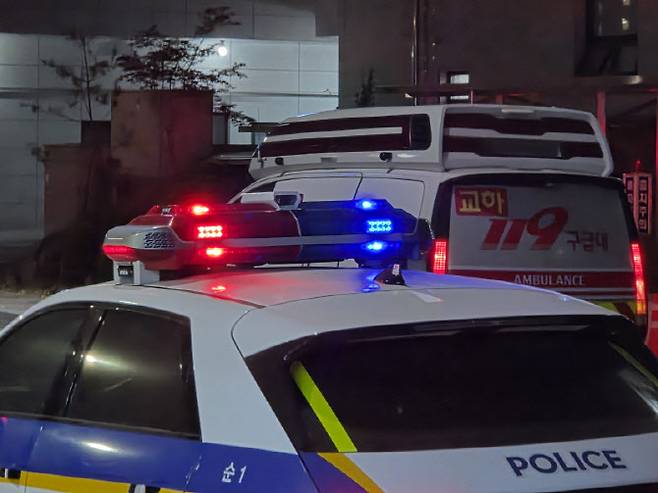 22일 파주 와동동 한 아파트 앞에 출동한 구급차와 경찰차. (사진=이데일리 김혜선 기자)