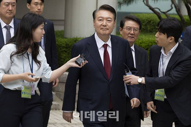 윤석열 전 대통령이 19일 정오 서울 서초구 중앙지방법원에서 열린 내란 우두머리 혐의, 직권남용 권리행사방해 혐의 사건 4차 공판의 오전 재판 종료 후 점심 식사를 위해 나서며 취재진의 질문을 받고 있다. (사진=공동취재단)