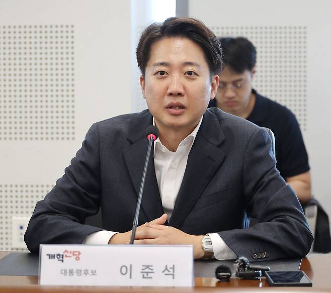 지난 21일 경기 성남의료원에 방문한 이준석 개혁신당 대통령 선거 후보.(사진=연합뉴스)