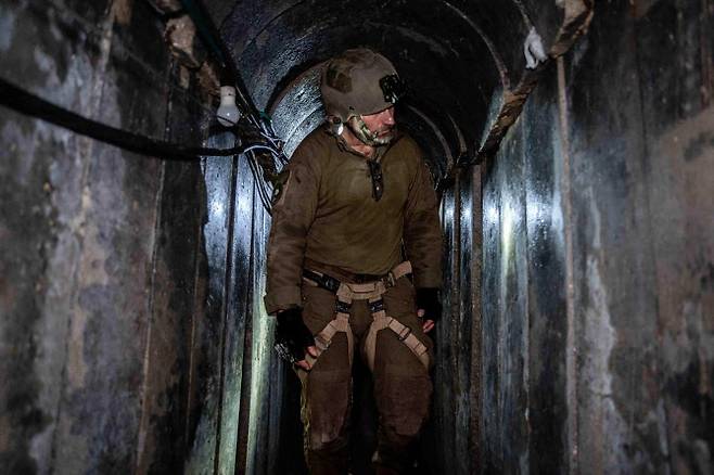 2024년 5월 31일 이스라엘군이 공개한 사진으로 이스라엘 군인들이 가자지구에서 인질을 구출하고 지하 터널을 파괴하기 위해 군대가 작전 중 터널 안을 걷고 있다.(사진=AFP)