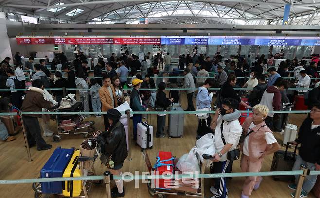 4월 30일 오전 인천국제공항 제1여객터미널 출국장에서 여행객들이 이동하고 있다. (사진=이데일리 이영훈 기자)