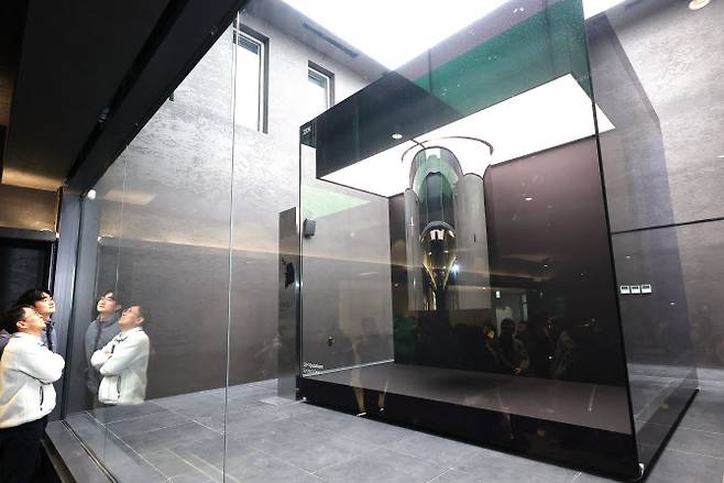 인천 연수구 송도 연세대학교 국제캠퍼스 양자컴퓨팅센터에서 상용 수준 양자컴퓨터 ‘IBM 퀀텀 시스템 원’이 공개되고 있다. (사진=연합뉴스)