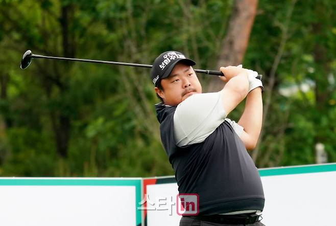 코오롱 제67회 한국오픈에서 이틀 연속 언더파를 작성해 단독 1위로 오른 유송규가 힘차게 티샷을 하고 있다. (사진=이데일리 골프in 김상민 기자)