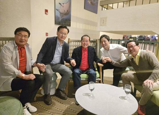 홍준표 전 대구시장의 선대위 합류를 설득하기 위해 지난 19일 미국 하와이를 방문한 국민의힘 대선 선대위 유상범 단일화추진본부장, 김대식 대외협력본부장, 조광한 대외협력부본부장, 이성배 선대위 대변인이 홍 전 시장(가운데)과 손잡고 기념 촬영을 하고 있다. 〈사진=이성배 대변인 제공 / 연합뉴스〉