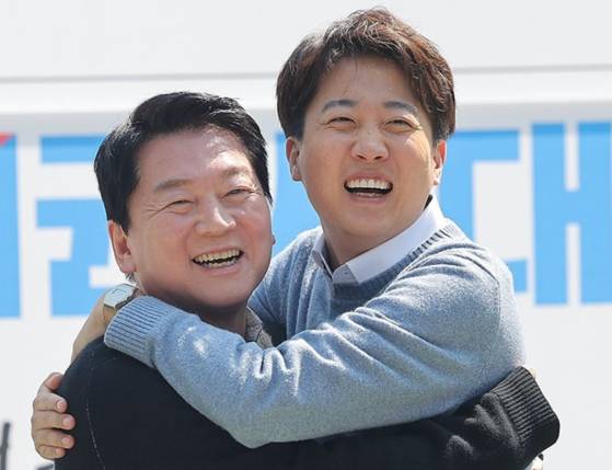 지난달 25일 경기도 성남시 판교역 앞 광장에서 열린 인공지능(AI) 관련 '미래를 여는 단비토크'에서 만난 안철수 국민의힘 의원과 이준석 개혁신당 대선후보. 〈사진=연합뉴스〉