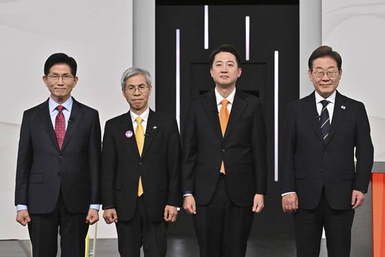 더불어민주당 이재명(오른쪽부터)·개혁신당 이준석·민주노동당 권영국·국민의힘 김문수 대선후보가 18일 서울 마포구 상암동 SBS 프리즘센터 스튜디오에서 열린 제21대 대선 1차 후보자 토론회 시작에 앞서 기념촬영을 하고 있다. 〈사진=연합뉴스〉