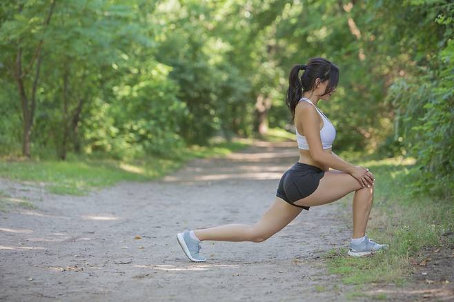 걷기 운동을 하는 중간중간에 스쿼트나 런지 등의 근력 운동을 하면 근육을 키우는 데 도움이 된다. [사진=게티이미지뱅크]