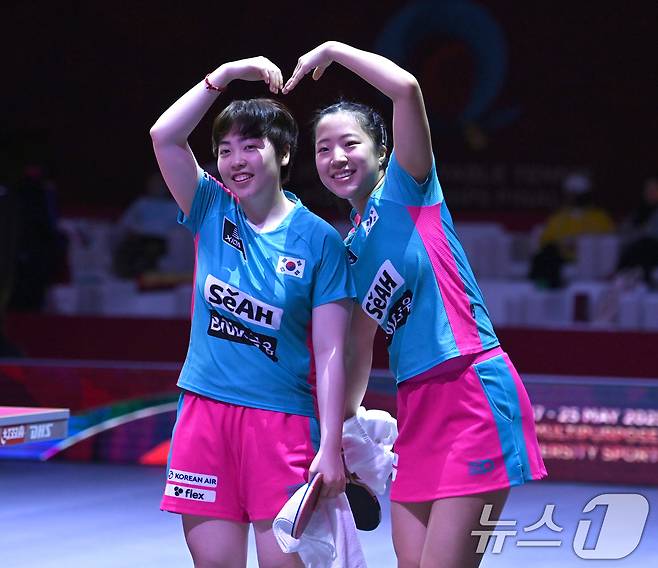 신유빈, 유한나가 22일 카타르 도하 루사일 아레나에서 열린 2025 국제탁구연맹(ITTF) 세계선수권대회 여자복식 8강 일본 오도 사츠키 - 요코이 사쿠라와 경기 승리 후 환호하고 있다. 2025.5.22/뉴스1 ⓒ News1 사진공동취재단