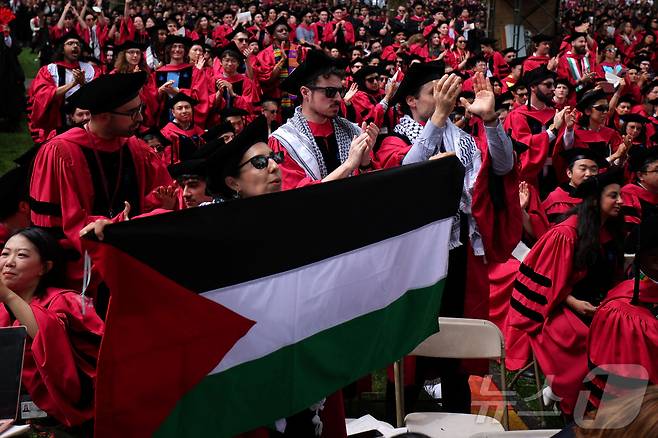 지난해 5월23일(현지시간) 미국 매사추세츠주(州) 케임브리지에서 열린 제373회 하버드 대학교 졸업식에서 친(親)팔레스타인 시위대에 대한 연대를 표하는 학생들. ⓒ 로이터=뉴스1 ⓒ News1 김예슬 기자