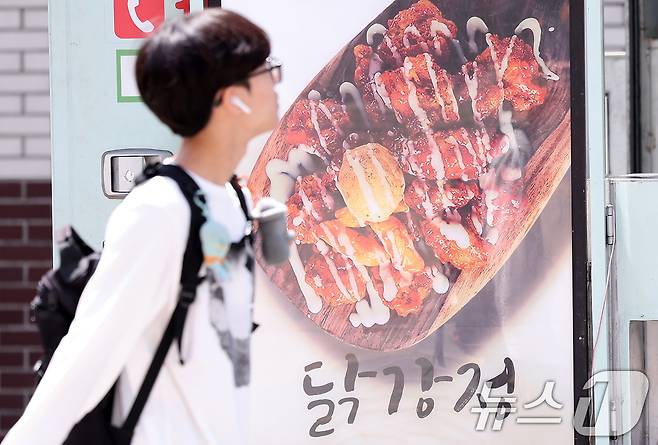 국내 치킨업계가 닭고기 공급난으로 비상에 걸렸다. 순살치킨의 주 재료인 브라질산 닭고기 수입이 중단된 데다 국내산 닭도 수급이 원활하지 않아 일부 매장에서는 아예 제품을 판매하지 못하는 상황까지 발생하고 있다. 브라질산 닭고기는 국내 수입 닭고기의 약 90%를 차지할 정도로 의존도가 높다. 사진은 22일 서울 시내 한 대학 축제 현장에 닭강정 푸드트럭. 2025.5.22/뉴스1 ⓒ News1 김성진 기자