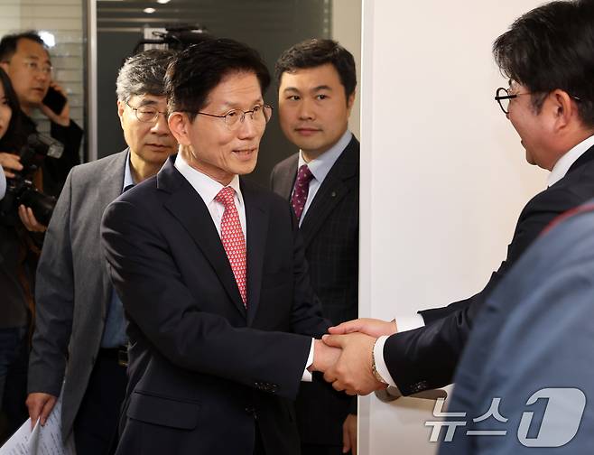 한덕수 전 국무총리와 단일화 갈등 끝에 당으로부터 후보 교체 직전까지 갔던 김문수 국민의힘 대선 후보가 11일 서울 여의도 국민의힘 대선후보 사무실에 들어서며 인사를 받고 있다. (공동취재) 2025.5.11/뉴스1 ⓒ News1 이광호 기자