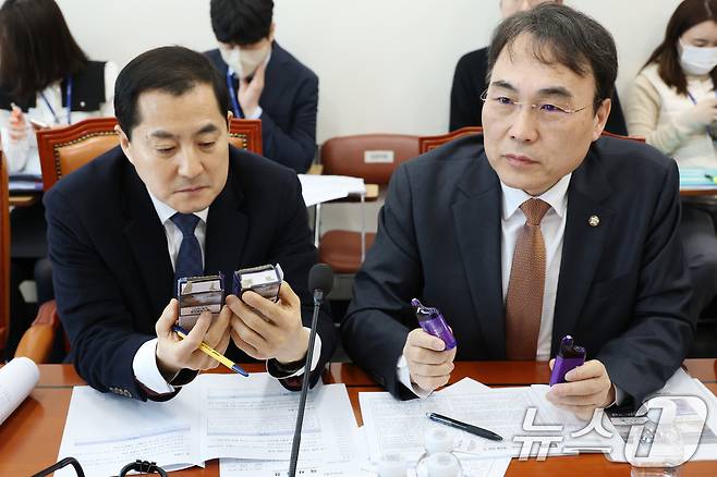 18일 오전 서울 여의도 국회에서 열린 기획재정위원회 제2차 경제재정소위원회에서 국민의힘 박대출, 이종욱 의원이 천연니코틴과 합성니코틴이 들어간 액상형담배를 살펴보고 있다. 2025.2.18/뉴스1 ⓒ News1 이광호 기자