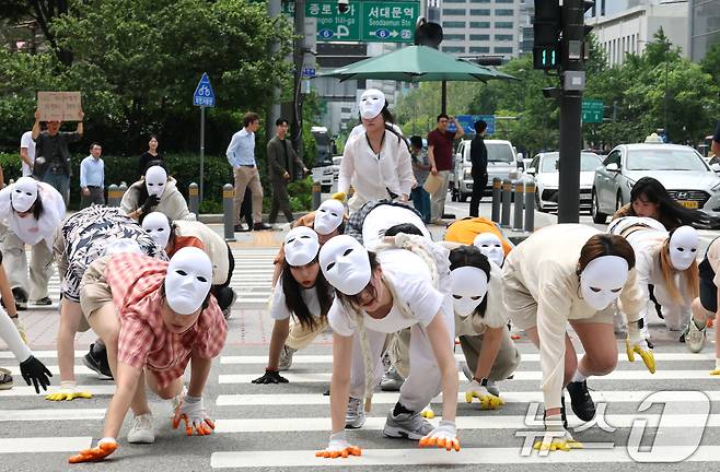 녹색연합 관계자들이 22일 서울 종로구 세종로 광화문네거리에서 생물다양성의 날을 맞아 자연의 권리 퍼포먼스 ‘공생2’를 선보이고 있다. 2025.5.22/뉴스1 ⓒ News1 임세영 기자