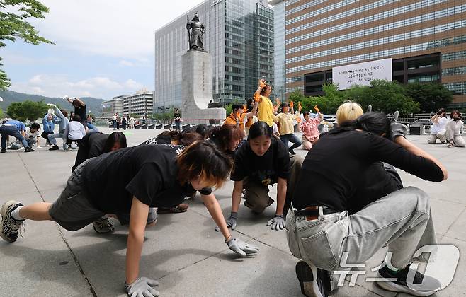 녹색연합 관계자들이 22일 서울 종로구 세종로 광화문광장에서 생물다양성의 날을 맞아 자연의 권리 퍼포먼스 ‘공생2’를 선보이고 있다. 2025.5.22/뉴스1 ⓒ News1 임세영 기자