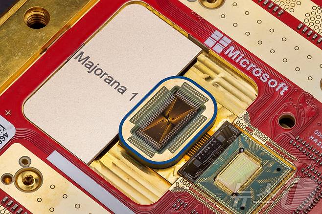 마이크로소프트가 개발한 양자컴퓨팅 칩 마요라나1(Majorana 1) ⓒ 로이터=뉴스1
