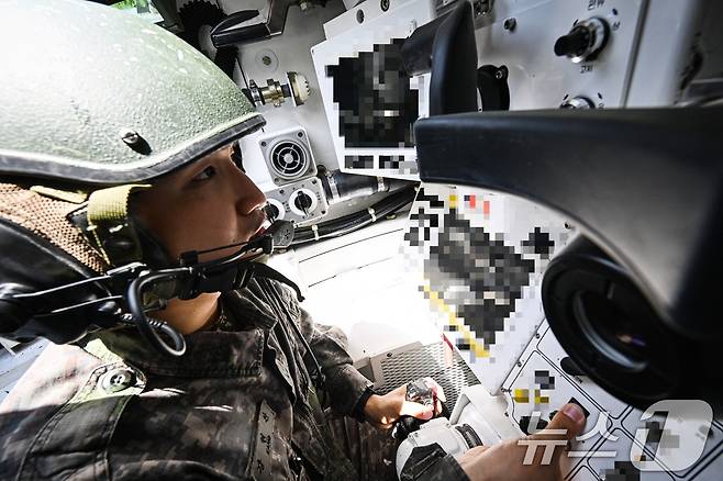 육군은 23일 각 병과학교에서 '신임장교 지휘참모과정' 교육훈련에 매진 중인 장병들의 모습을 공개했다. 육군기계화학교 신임장교들이 K1A2전차 실사격 훈련을 실시하고 있다. (육군 제공. 재판매 및 DB 금지) 2025.5.23/뉴스1