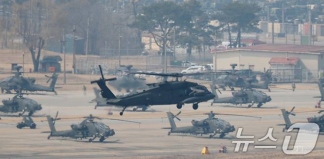 지난 3월 10일 경기 평택시 팽성읍 주한미군기지 캠프 험프리스에 UH-60 블랙호크 헬기가 이륙하고 있다. 2025.3.10/뉴스1 ⓒ News1 김영운 기자