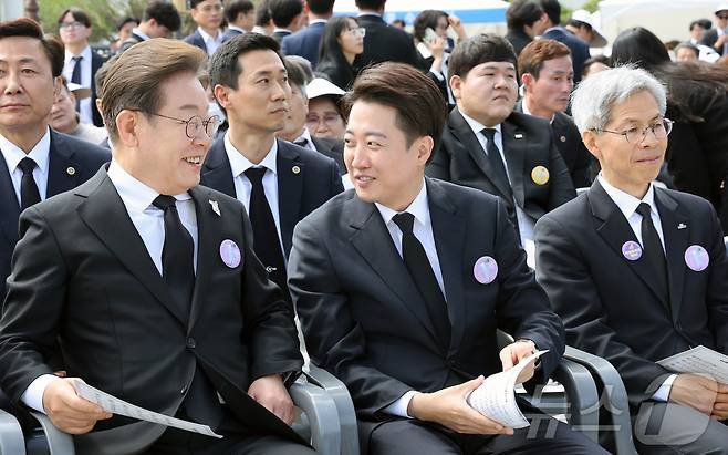 이재명 더불어민주당 대통령 후보가 18일 광주 북구 국립5·18민주묘지에서 열린 제45주년 5·18민주화운동 기념식장에서 이준석 개혁신당 후보와 이야기를 나누고 있다. 오른쪽은 권영국 민주노동당 후보. (광주전남사진기자단) 2025.5.18/뉴스1 ⓒ News1 김태성 기자