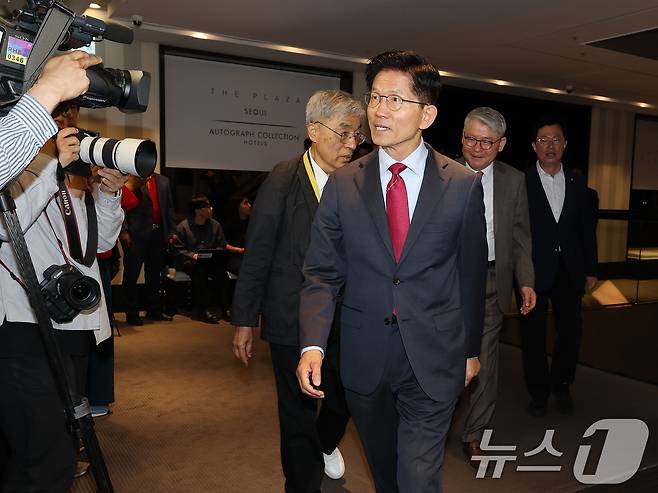 김문수 국민의힘 대통령 후보가 23일 오전 서울 중구 더플라자호텔에서 열린 제3회 국가와 민족을 위한 조찬기도회에 참석하고 있다. 2025.5.23/뉴스1 ⓒ News1 오대일 기자