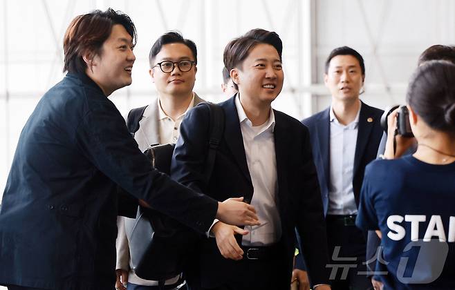 박단 대한전공의협의회 비상대책위원장(대한의사협회 부회장)과 이준석 개혁신당 대통령 후보가 17일 오전 서울 강남구 코엑스에서 열린 제11회 젊은의사포럼에 참석해 인사를 나누고 있다. 2025.5.17/뉴스1 ⓒ News1 김진환 기자