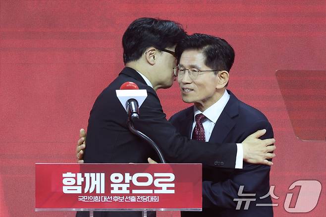 제21대 대통령선거 국민의힘 후보자로 선출된 김문수 후보가 3일 경기 고양시 킨텍스에서 열린 5차 전당대회에서 한동훈 경선 후보와 포옹하며 대화하고 있다. 2025.5.3/뉴스1 ⓒ News1 이광호 기자