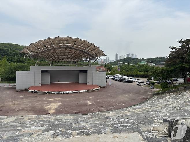 시설 일부가 철거된 이천 ‘설봉공원 야외대공연장’ 모습.(이천시 제공)