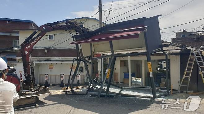 지난 22일 파주시가 연풍리 성매매집결지 내 불법건축물(대기실)을 강제 철거하고 있다. (파주시 제공, 재판매 및 DB금지)