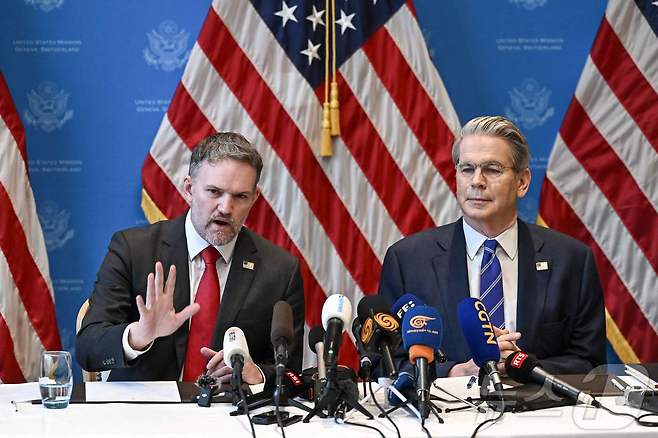 스콧 베선트 미국 재무장관과 제이미슨 그리어 USTR 대표가 12일 (현지시간) 스위스 제네바에서 열린 미중 무역 협상을 마친 뒤 기자회견을 하고 있다. 2025.05.13 ⓒ AFP=뉴스1 ⓒ News1 우동명 기자