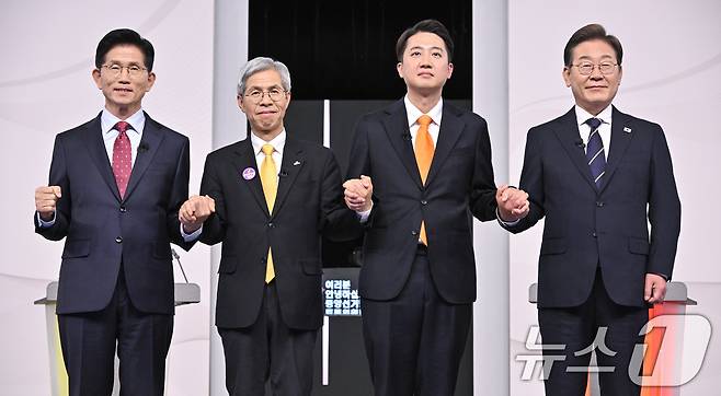 18일 제21대 대통령선거 후보자토론회에 참석한 국민의힘 김문수, 민주노동당 권영국, 개혁신당 이준석, 더불어민주당 이재명 대통령 후보. (왼쪽부터)/뉴스1 ⓒ News1 국회사진취재단